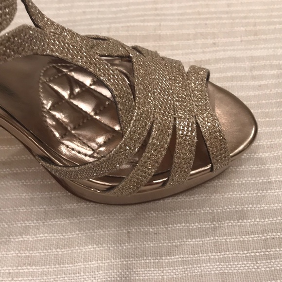 👠 Stunning Alfani  Sparkly Gold Heels 6.5m EUC 👠 - Picture 3 of 8